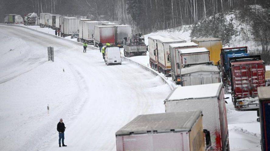Swedish snow leaves 1,000 cars trapped on main E22 road