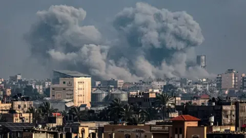 Harsh Israeli strikes in south Gaza city as captives sent medicine