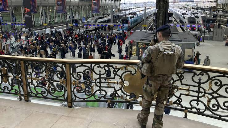 Three injured by a knife attack in Paris at Gare de Lyon station