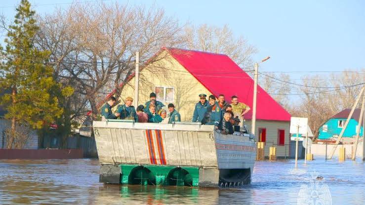 Russia floods: Thousands evacuated as Orsk dam burst worsens